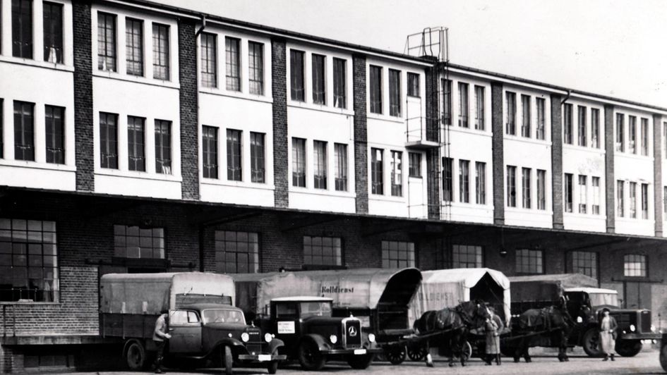 Deliverence with motor trucks and horses in the 1930´s